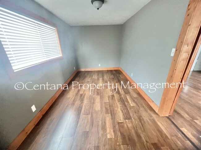 Building Photo - 611 E 6th St