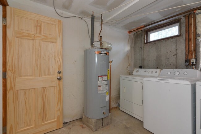 Building Photo - 3 Holly Ln