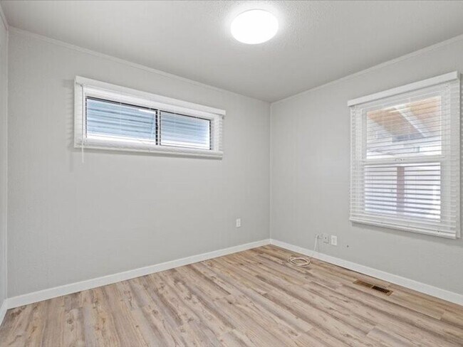 Building Photo - 1006 Van Giesen St