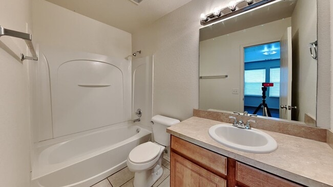 Building Photo - 3 Bedroom 2 Bath with 2 Car Garage - Moore...