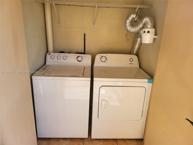 Building Photo - 14611 N Kendall Dr