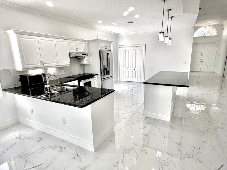 Kitchen - 10667 Oak Bend Way