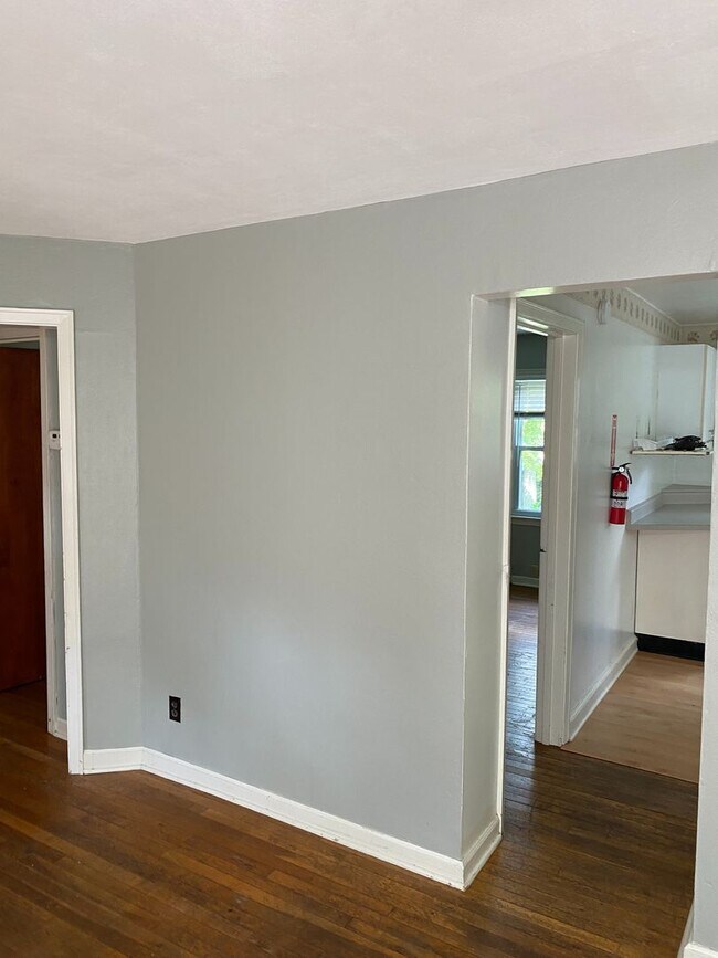 Building Photo - **August 2026****- 3 bed 2 bath - Large ba...