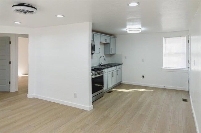 Building Photo - 2412 SE 47th St