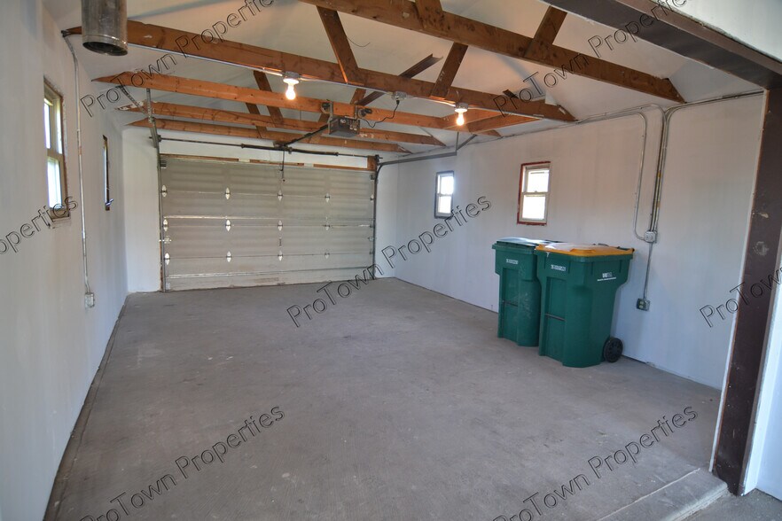 Building Photo - 16 S Hammes Ave