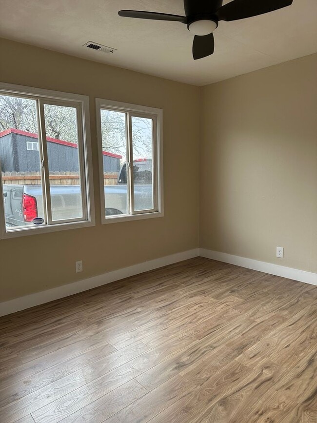 Building Photo - GORGEOUS Duplex in South Salt Lake!!!