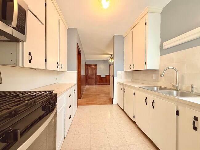 Building Photo - 603 Silver St