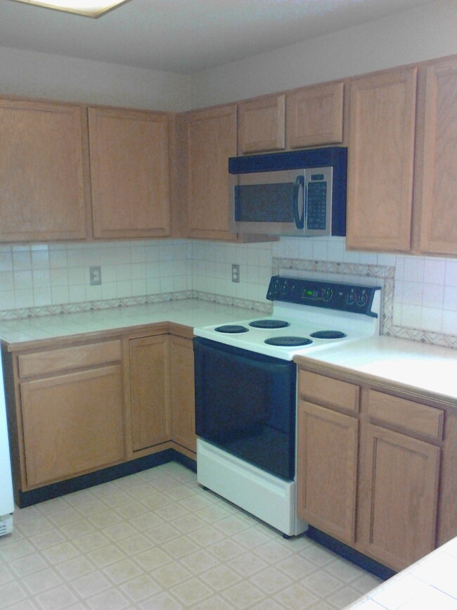 Building Photo - Light airy two story minutes from Fort Carson
