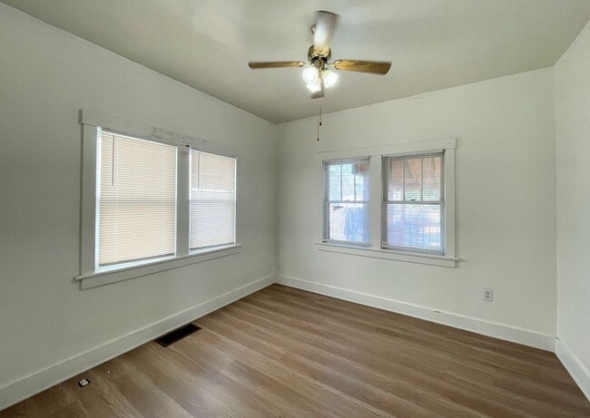 Building Photo - Updated 2-Bed, 1-Bath House