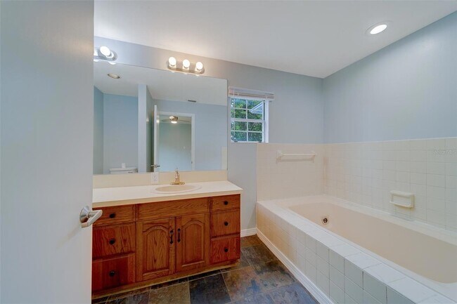 Building Photo - 810 2nd Ave NW