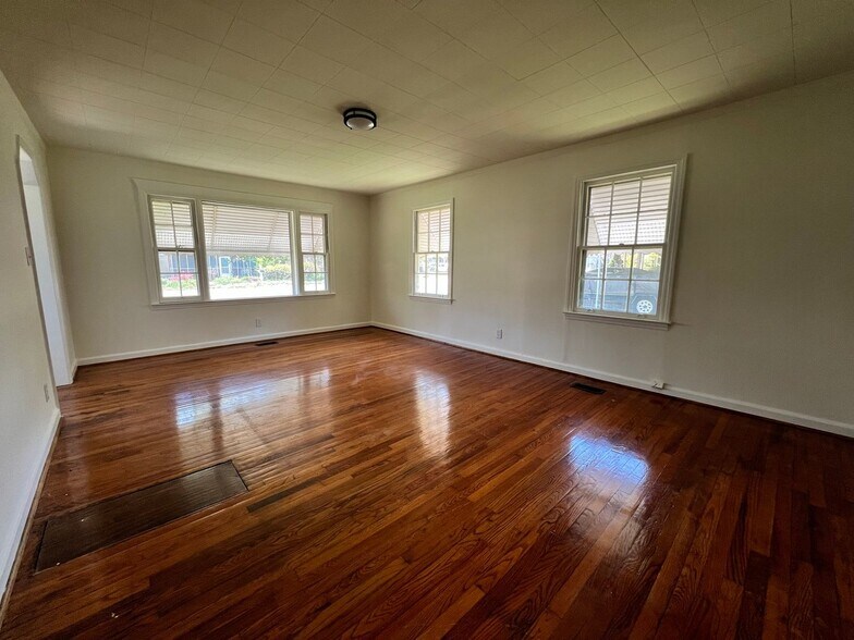 Building Photo - 1407 S Moore Rd