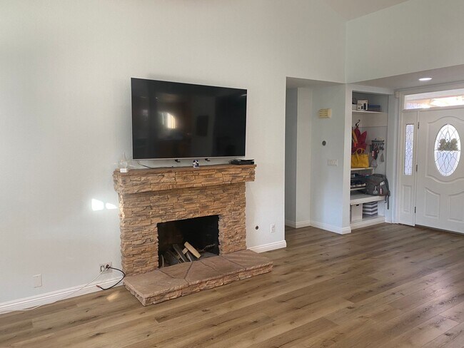 Building Photo - Single story 4 bed, 2 bath home in Newbury...