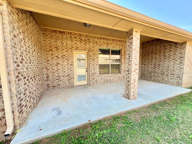 Building Photo - Spacious Home in Yukon