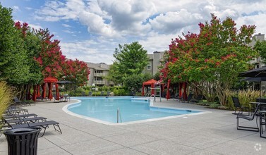 Outdoor swimming pool and social deck - Shenandoah Crossing Apartment Homes