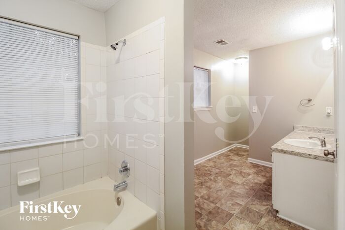 Building Photo - 1237 Regal Heights Dr