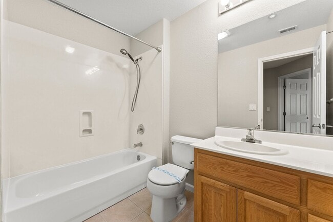 Building Photo - PARKSIDE LUXURY LIVING!