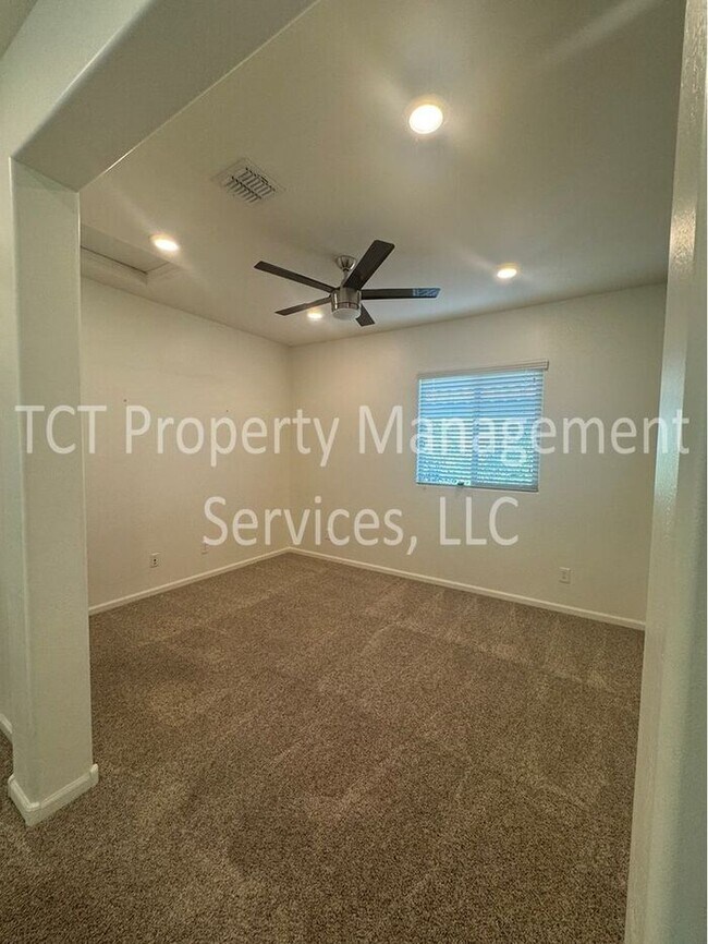 Building Photo - Beautifully maintained home in gated Layton Lakes