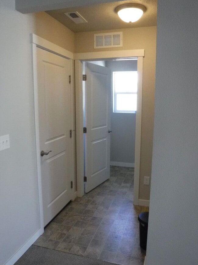Building Photo - Bright and spacious 3 bed, 2 bath home jus...