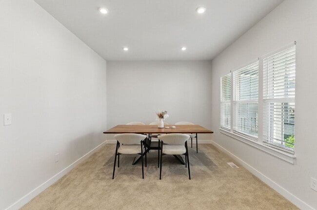 Building Photo - Luxury 5-Bed, 4-Bath Greenville Home in Amenity-Packed Riverstone!