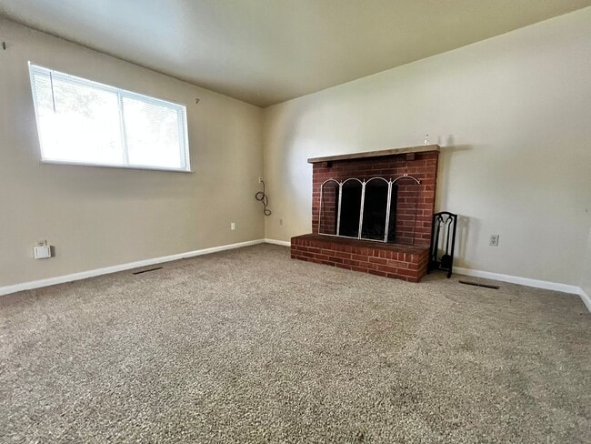 Building Photo - **Charming 2-Bedroom Downstairs Unit in Pr...