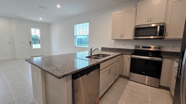 Building Photo - Brand-New Apopka 4Bed/2.5 Bath Townhome Avail for Rent! Be The first to Live Here!