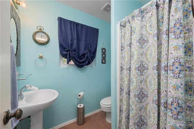 Building Photo - 22 W Esperanza Ave