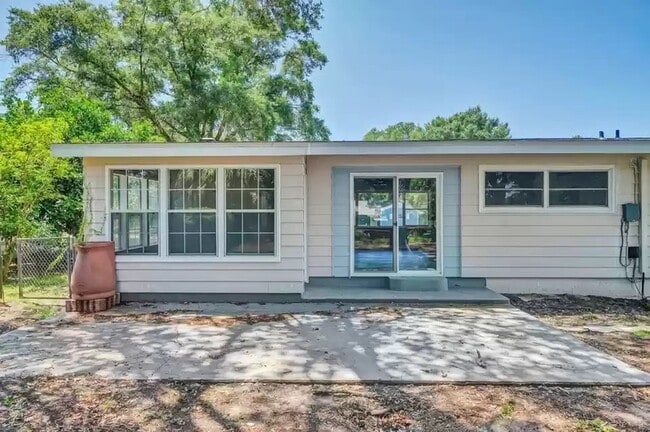 Building Photo - 360 Chicago Ave