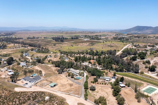 Building Photo - RANCH STYLE POOL HOME ON 2+ ACRES IN THE H...
