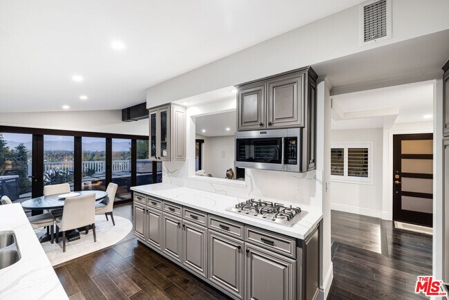 Building Photo - 16725 Oak View Dr