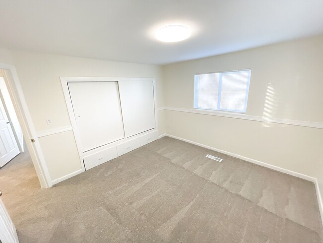 Building Photo - MOVE IN READY! 3 Bedroom, 2 bath Multi-Lev...