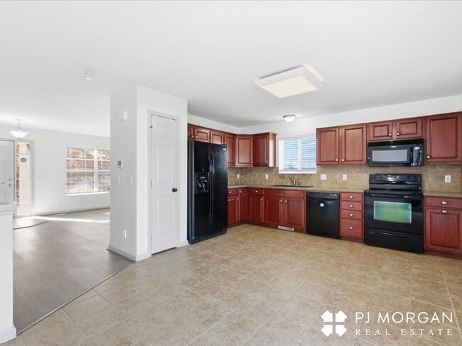 Building Photo - 19378 V St