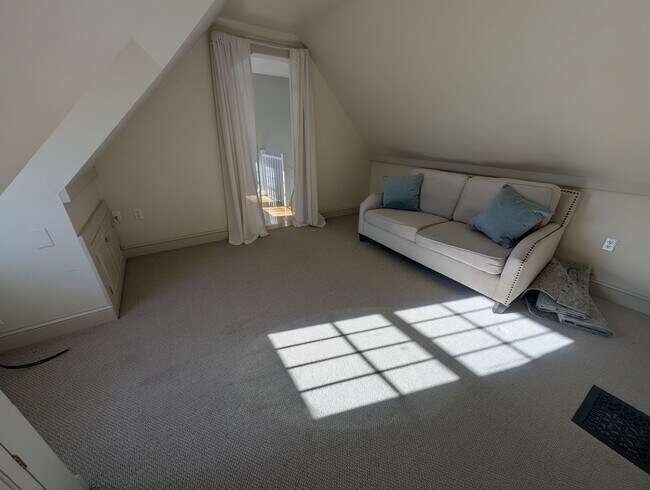 Building Photo - Beautiful 2 Bedroom House