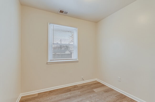 Building Photo - 2414 Emlong St