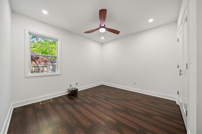 Building Photo - 1415 Almont Dr SW