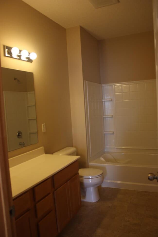 Building Photo - 711 Willow Glen Dr