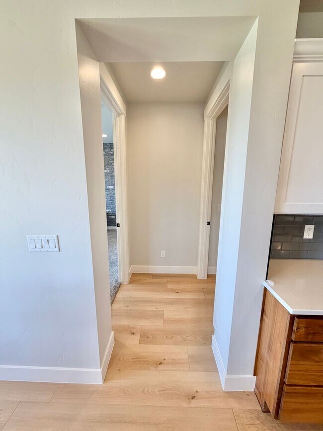 Building Photo - Beautiful Modern 5 Bedroom Home!! Furnished or Unfurnished option!!