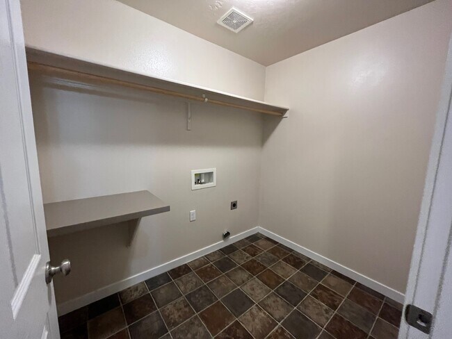 Building Photo - 589 W Ramsbrook St