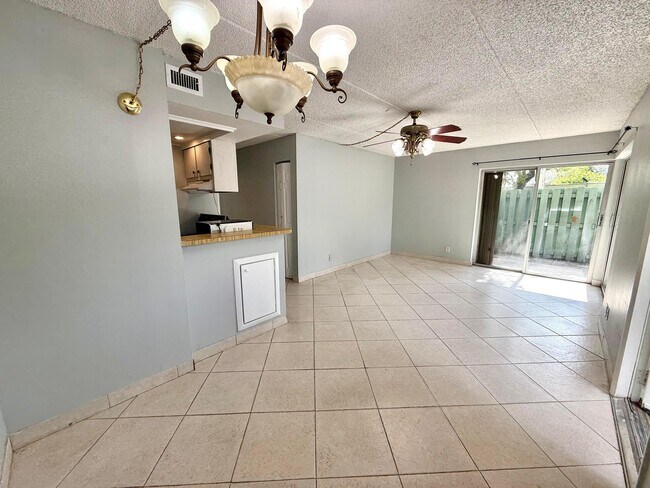 Building Photo - 1821 Fairview Villas Dr
