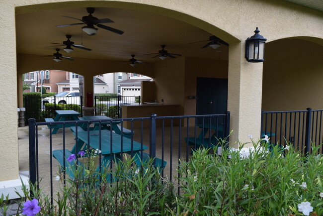 Building Photo - Super 3 bdrm 2-1/2 bath townhome  in gated...