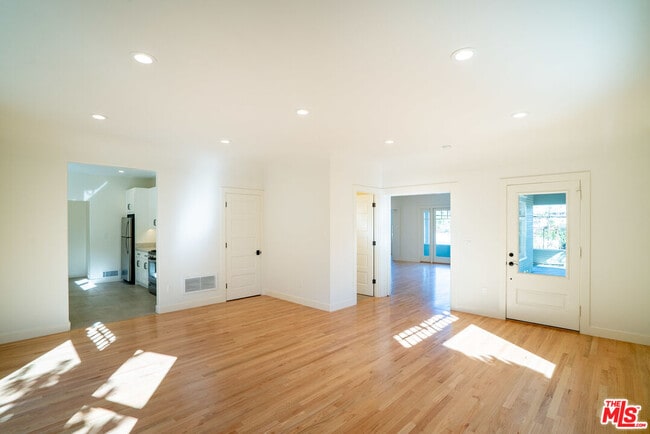 Building Photo - 802 E Kensington Rd