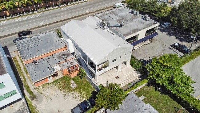 Building Photo - 740 NW 24th Ct