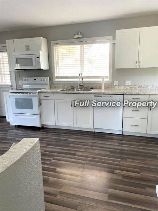 Building Photo - Country charm with Modern day updates!