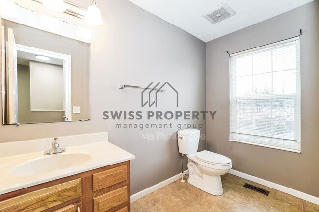 Building Photo - 673 Gilbert St