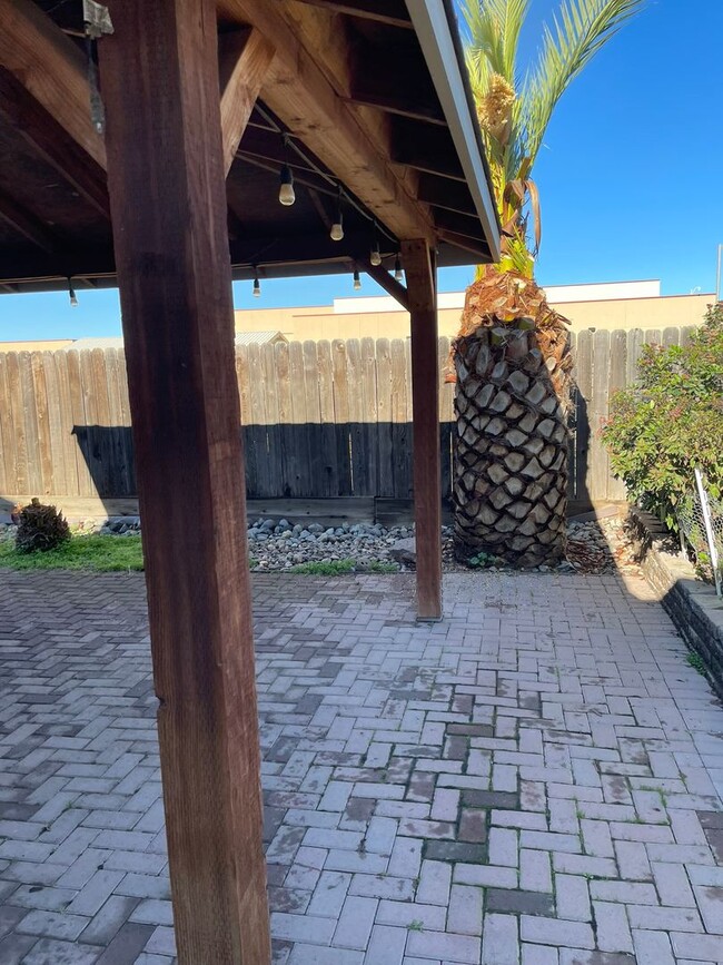 Building Photo - Stunning 3-Bedroom, 2-Bath Home with Elegant Features – Ready for Immediate Move-In