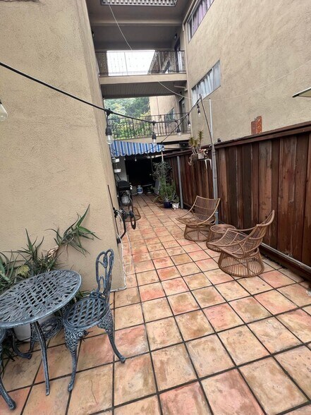 Building Photo - 6752 Hillpark Dr