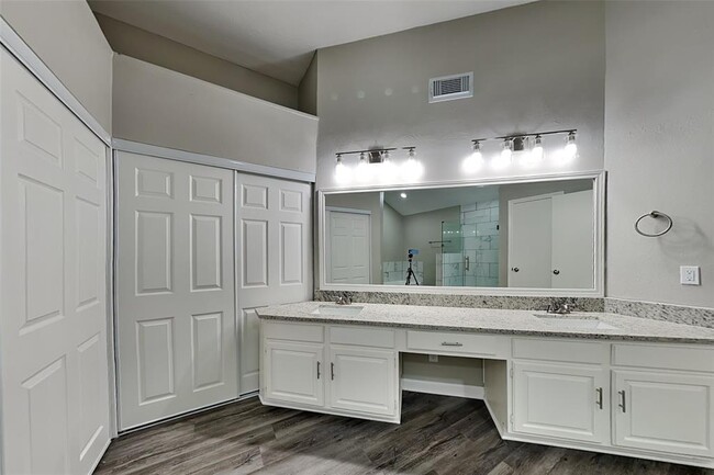 Building Photo - 8607 Pines Pl Dr