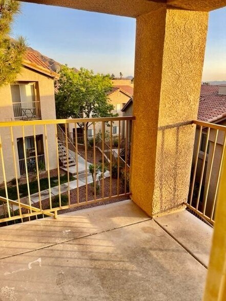 Building Photo - 2110 Los Feliz St