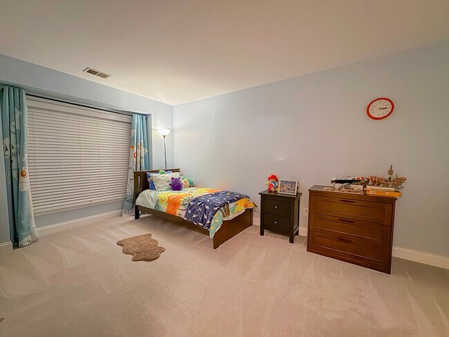 Building Photo - Lavish 4 Bed 3.5 Bath Home With Sunroom & Large Recreation Room In Desired South Riding