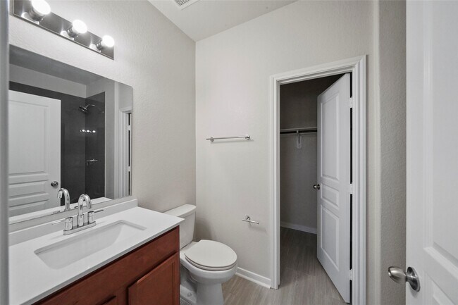 Building Photo - 2719 Skyview Long Dr