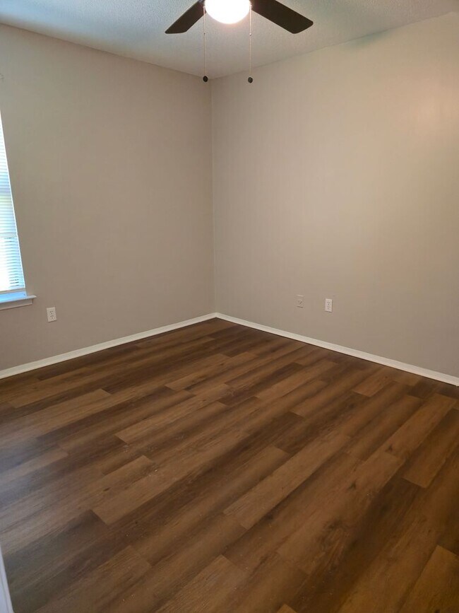 Building Photo - Spacious 3BD/1B Family home